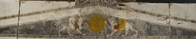 Fronton aux griffons (façade)