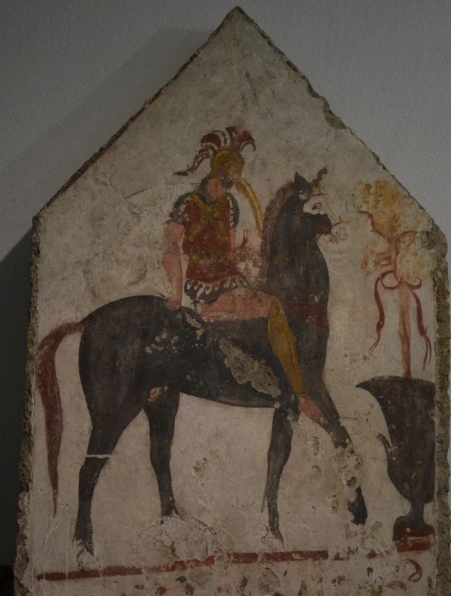 Laje com frontão e cavaleiro armado (túmulo lucano)