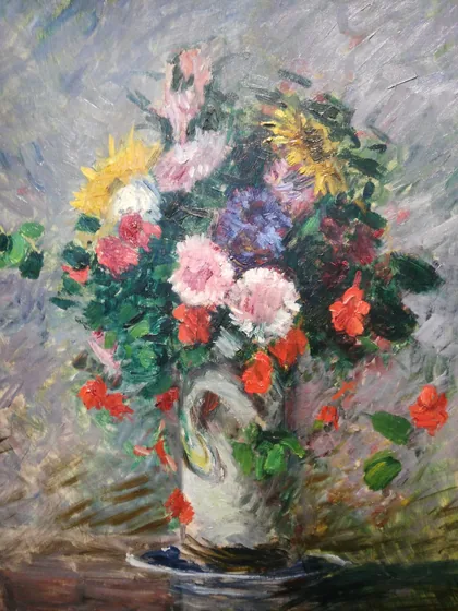 Bouquet de marguerites, capucines et soleils dans un vase