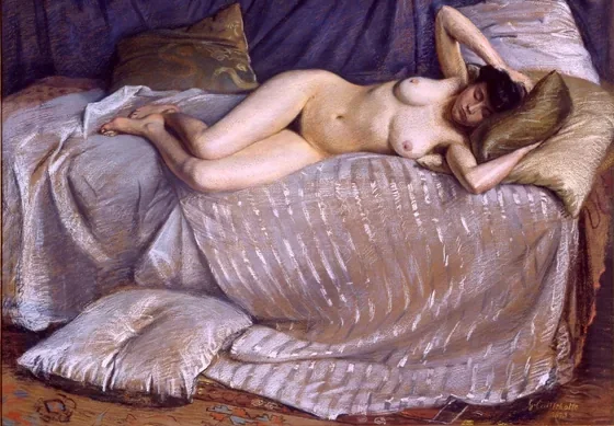 Femme nue étendue sur un divan