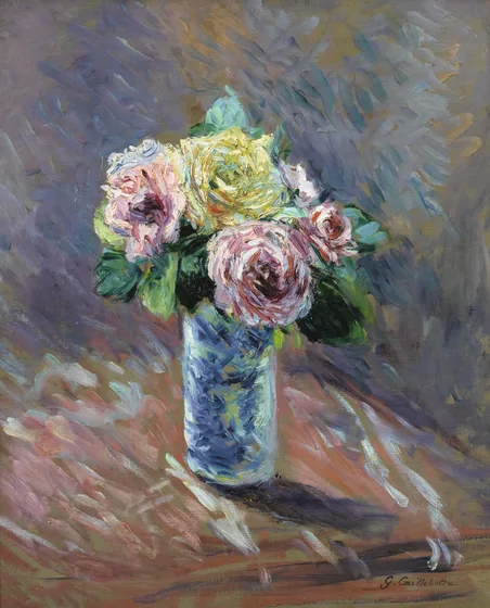 Roses jaunes et rouges dans un vase de cristal