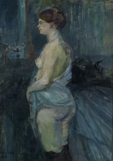Femme retroussant sa chemise