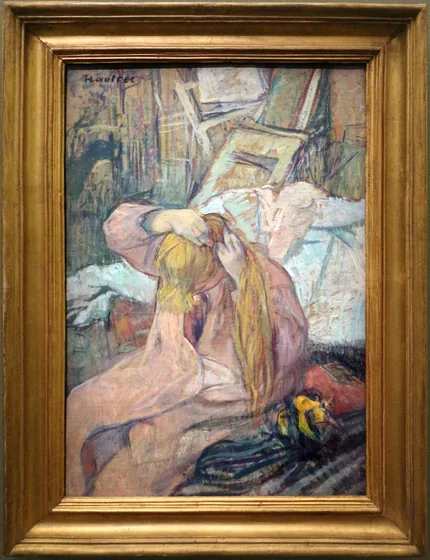 Femme se coiffant. Celle qui se peigne