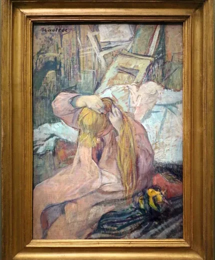 Femme se coiffant. Celle qui se peigne