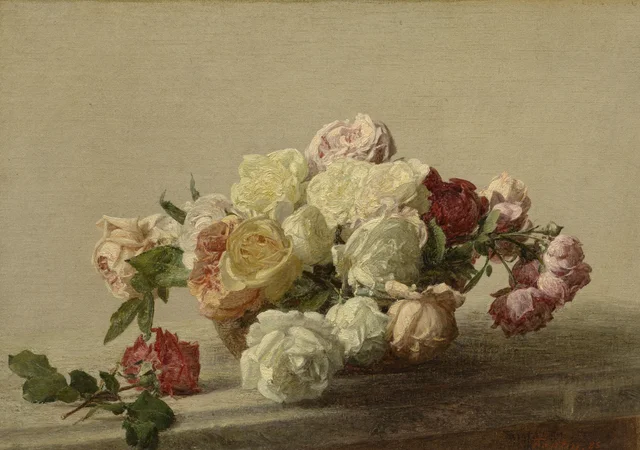 Copa de rosas sobre una mesa de mármol
