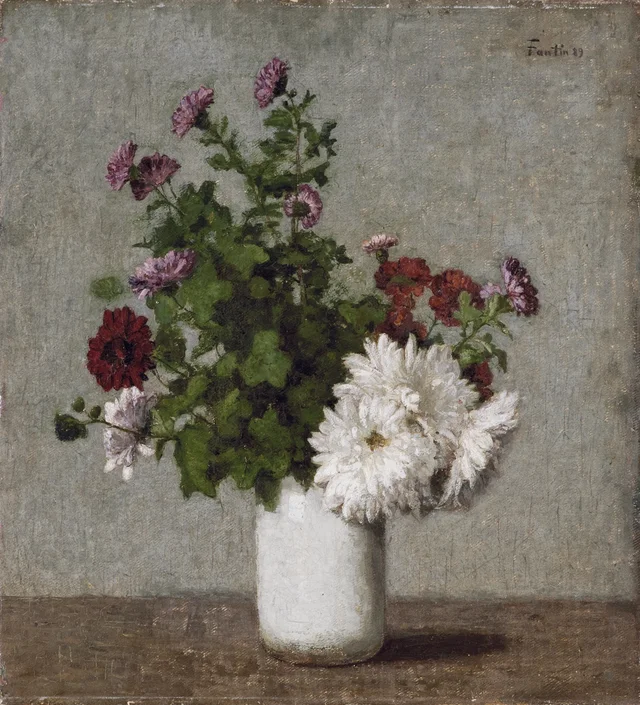 Nature morte aux fleurs : chrysanthèmes d'automne dans un vase blanc