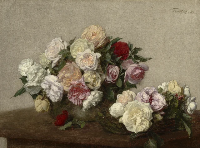 Rosas en un cuenco y un plato