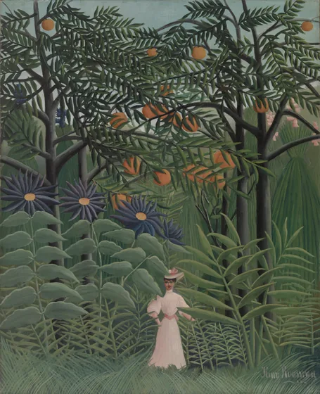 Femme se promenant dans une forêt exotique