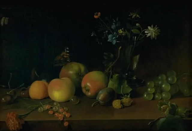 Flores y frutas sobre una mesa