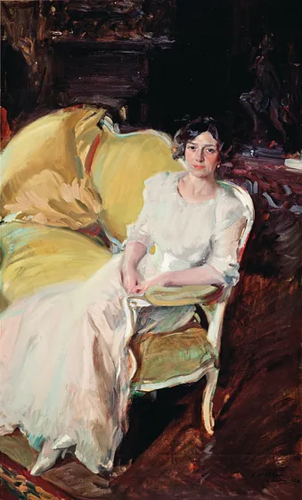 Clotilde assise sur un canapé