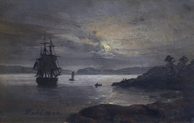 La costa en Larvik, en Noruega, a la luz de la luna