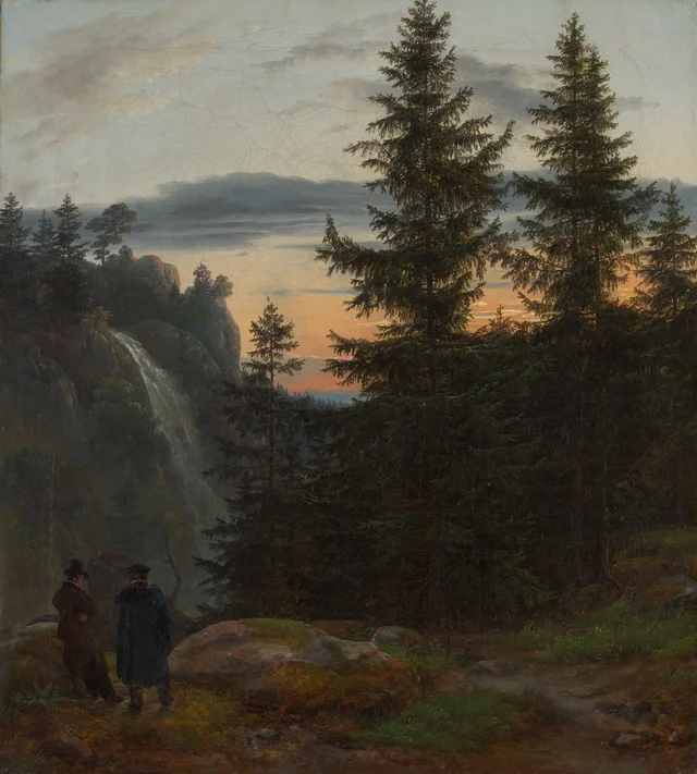Dos hombres ante una cascada al atardecer