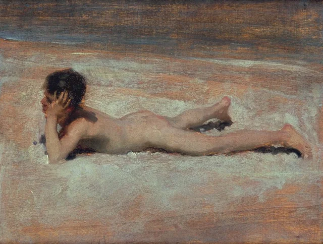 Un muchacho desnudo en una playa