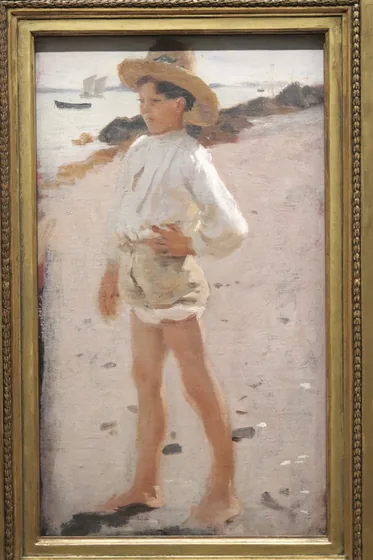 Jeune garçon sur la plage