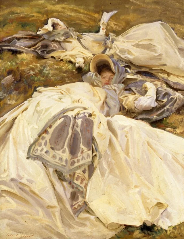 Dos muchachas con vestidos blancos