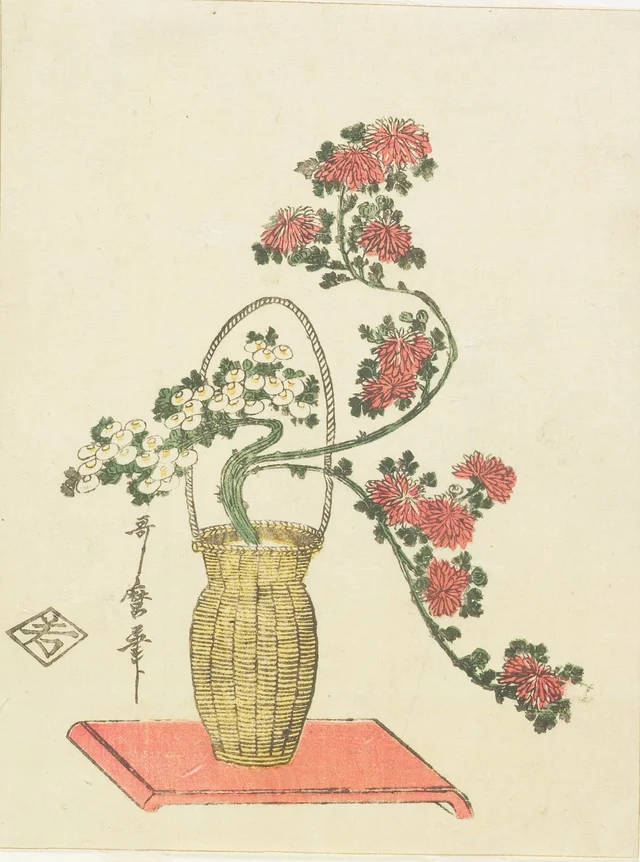 Ikebana de crisântemos e bambu num cesto