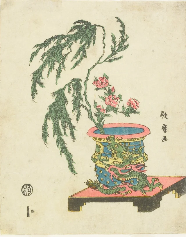 Ikebana de peônia e salgueiro num vaso com dragão