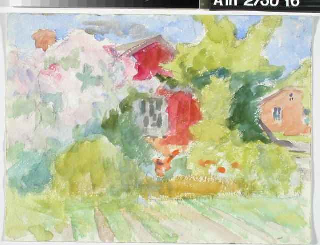 木々の間の建物、手前に畑の畝
