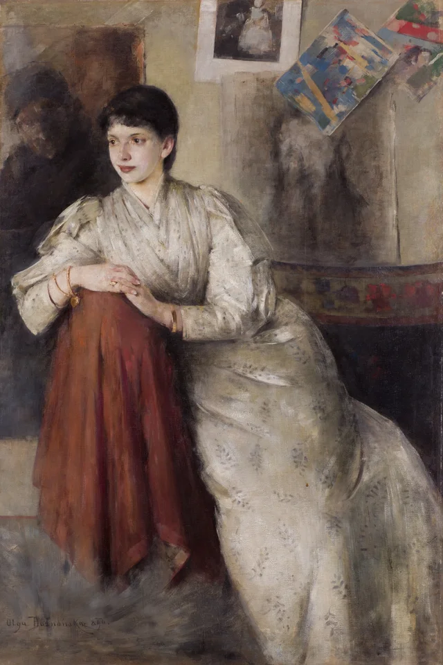 Retrato de una mujer con vestido blanco en un interior