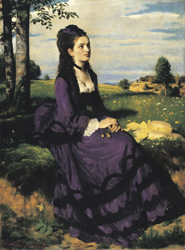 Femme en robe violette