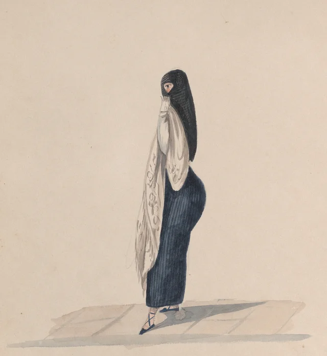 Una mujer con saya, de pie y de perfil