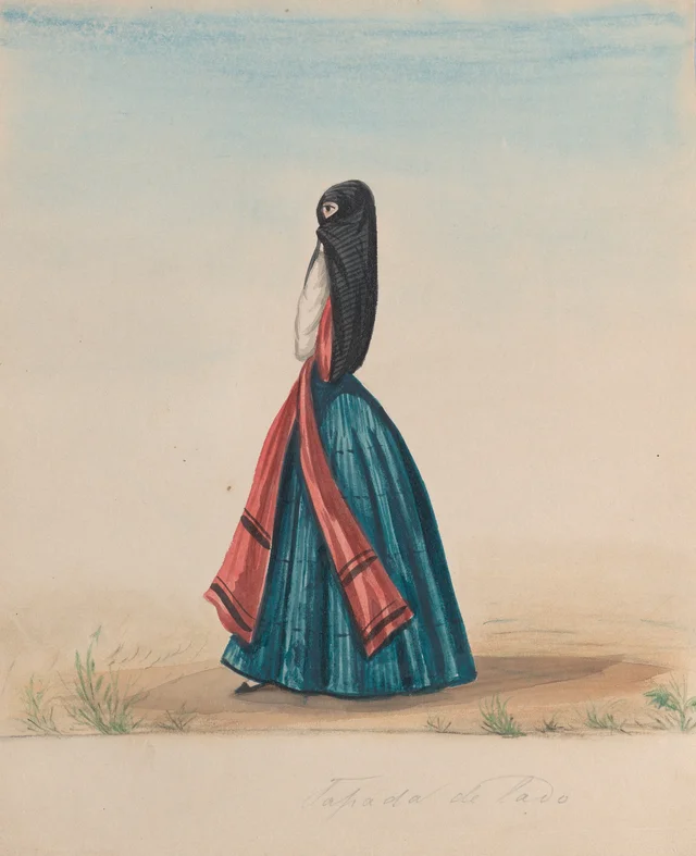Uma mulher usando a saya e o manto, de pé de perfil