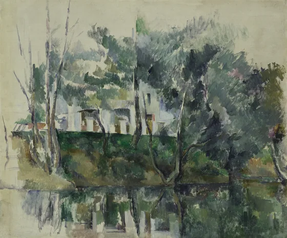 Arbres et maisons au bord de l'eau