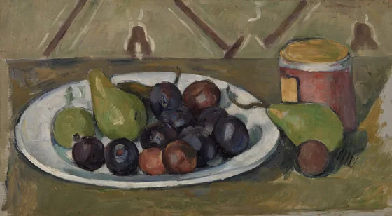 Assiette avec fruits et pot de conserves
