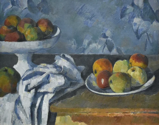 Frutero, plato y manzanas