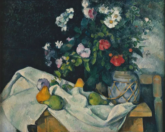 Fleurs dans un pot de gingembre et fruits