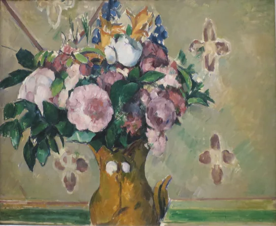 Fleurs dans un vase rouge