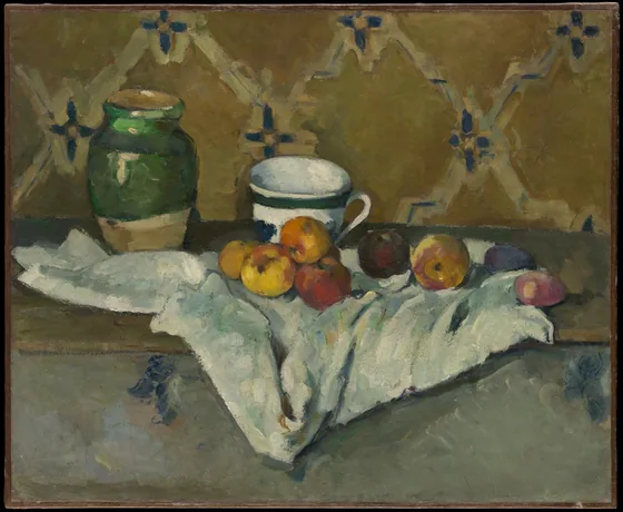 Poterie, tasse et fruits sur une nappe blanche