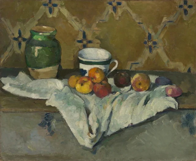 Cerámica, taza y frutas sobre un mantel blanco