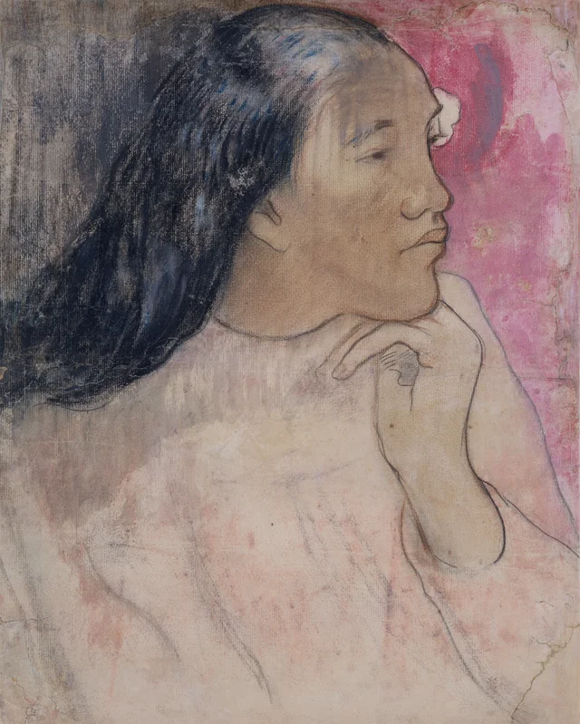 Mujer tahitiana con una flor en el pelo