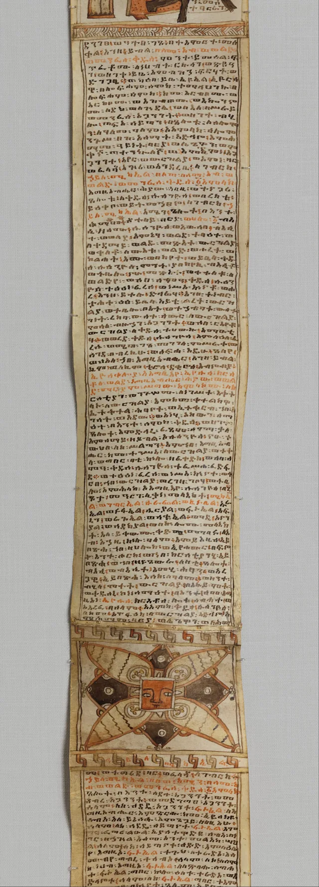 Rouleau guérisseur (tälsäm) : visage dans un ornement en forme de croix