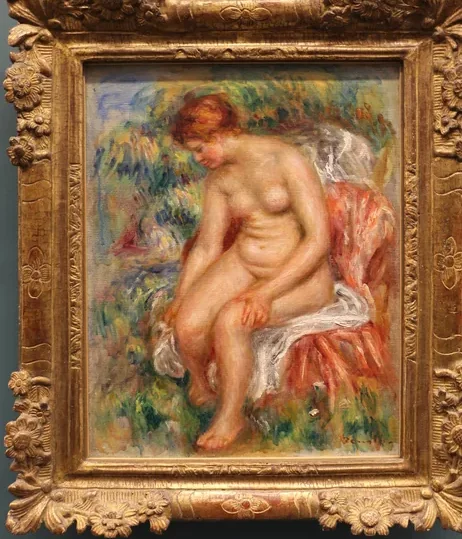 Baigneuse assise s'essuyant une jambe