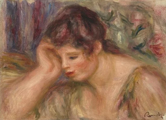 Mujer acodada