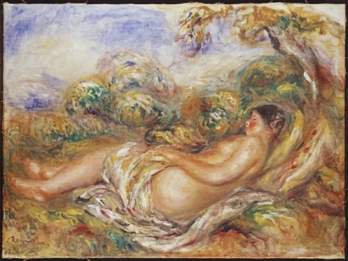 Femme étendue dans la campagne