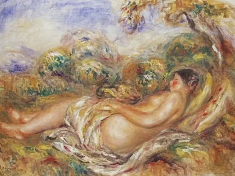Femme étendue dans la campagne
