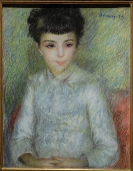 Portrait de jeune fille brune, assise les mains croisées