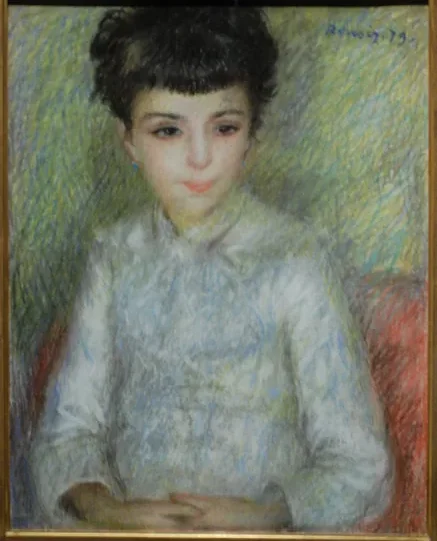 Portrait de jeune fille brune, assise les mains croisées