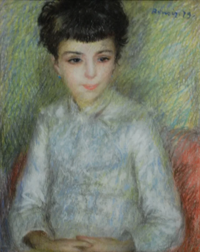 Retrato de joven morena, sentada con las manos cruzadas
