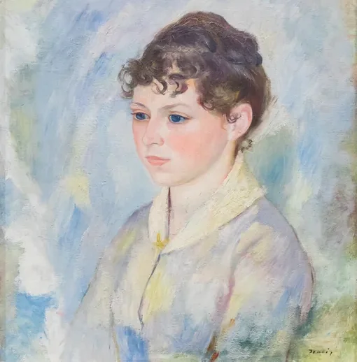 Tête de jeune fille sur fond bleu-clair