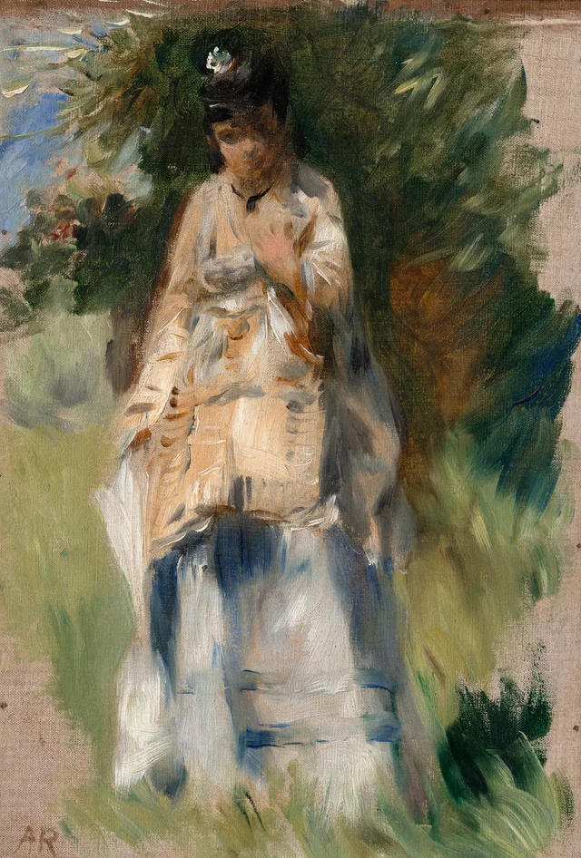 Femme debout près d'un arbre