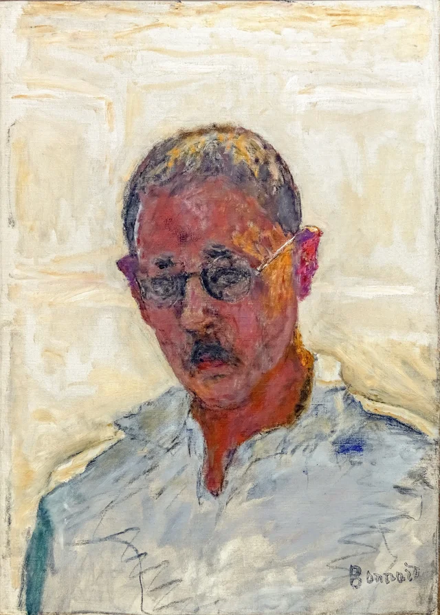 Autorretrato sobre fondo blanco, camisa con el cuello abierto