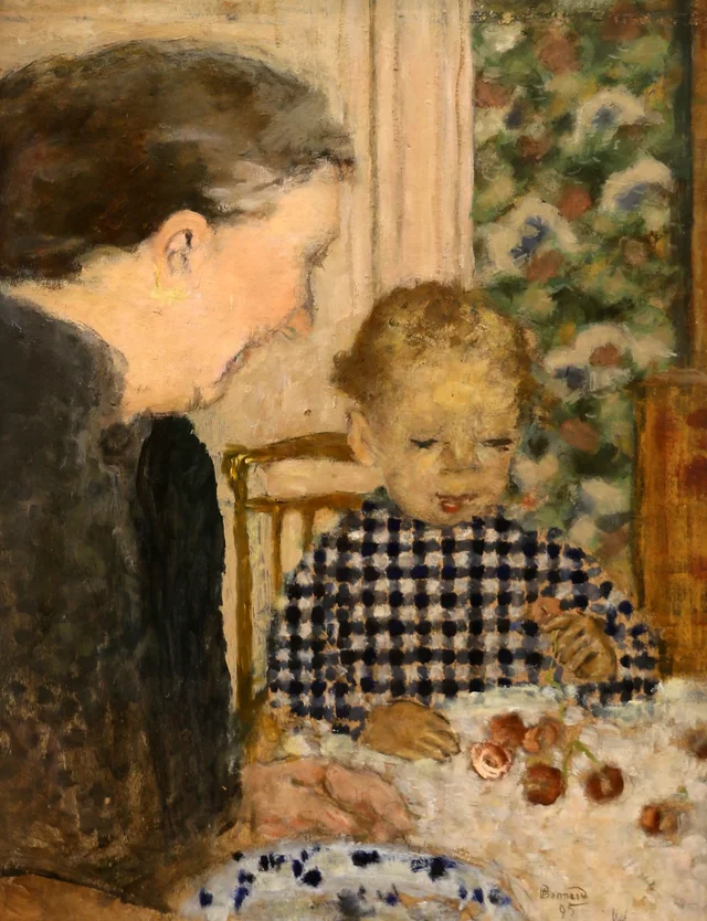 Niño comiendo cerezas