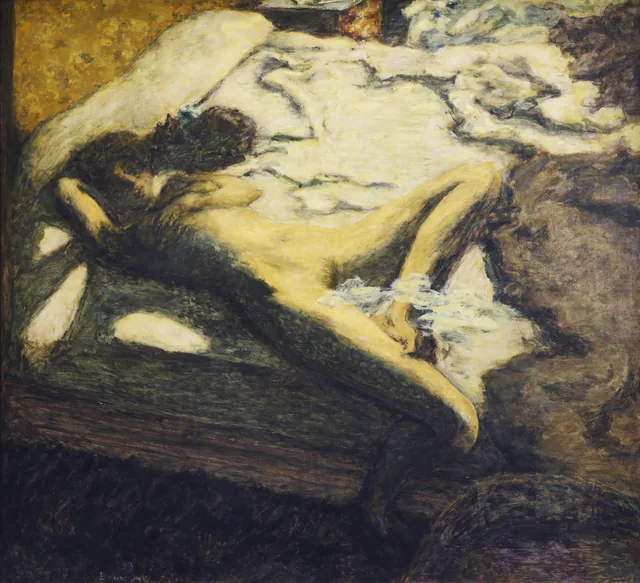 ベッドで眠る女