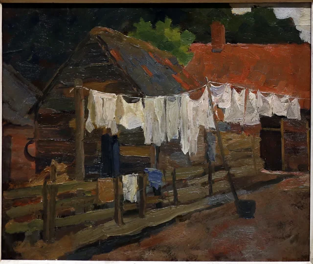 Granja con ropa tendida en el cordel