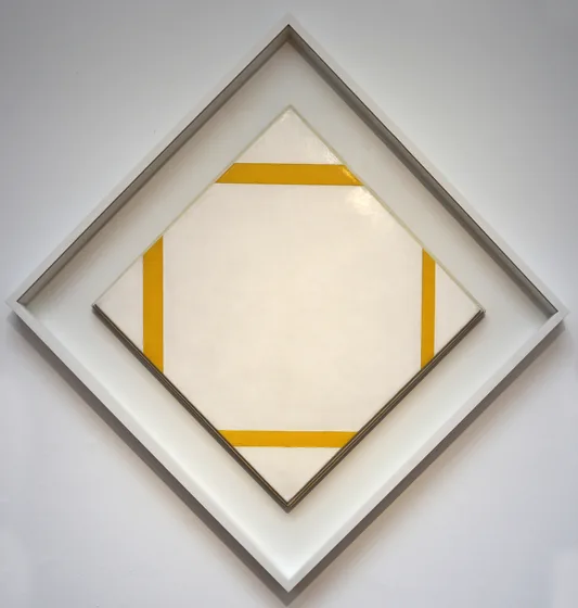 Composition with yellow lines