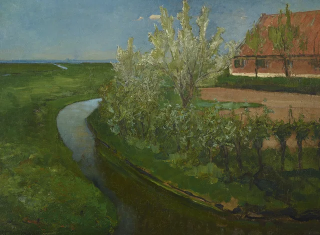 Acequia de riego curva que bordea un patio de granja con árboles en flor